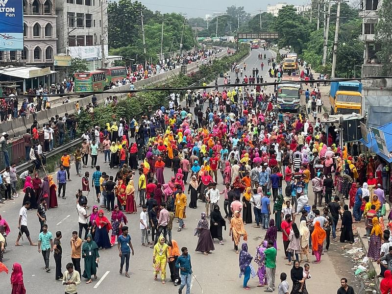 গাজীপুরের কালিয়াকৈর উপজেলায় বকেয়া বেতনের দাবিতে পোশাক কারখানার শ্রমিকেরা সড়ক অবরোধ করেছেন। আজ শুক্রবার ঢাকা-টাঙ্গাইল মহাসড়কের চন্দ্রা এলাকায়